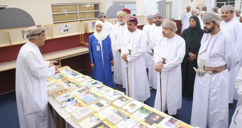 محافظ جنوب الباطنة يفتتح فعاليات اليوم الثقافـي بكلية التربية بالرستاق