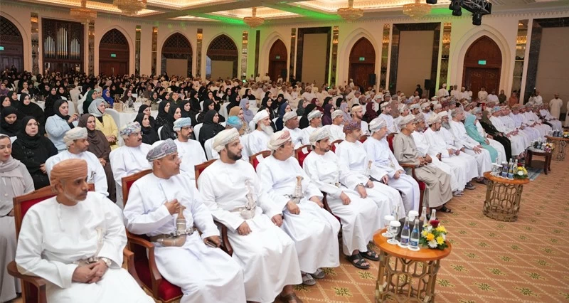 تكريم 400 من الهيئات التدريسية والإدارية فـي تعليمية مسقط