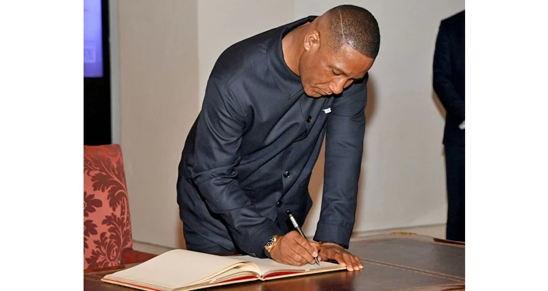 الرئيس البوتسواني يطلع على المنظومة المتكاملة لميناء صحار والمنطقة الحرة