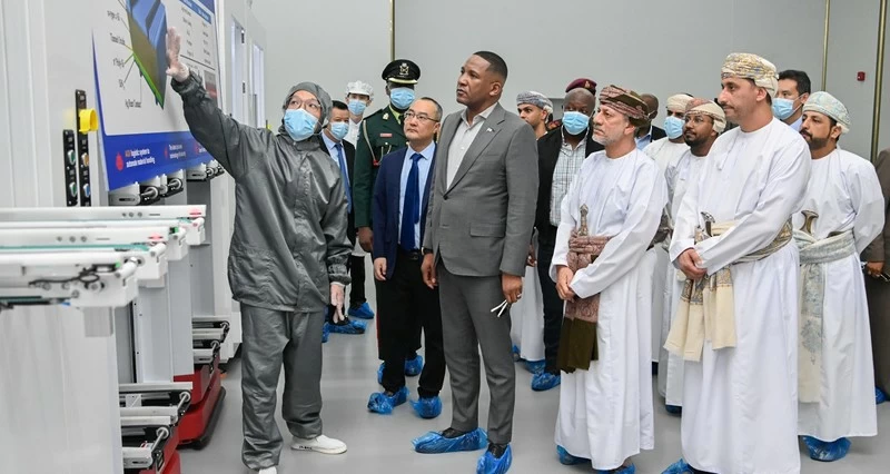 الرئيس البوتسواني يطلع على المنظومة المتكاملة لميناء صحار والمنطقة الحرة