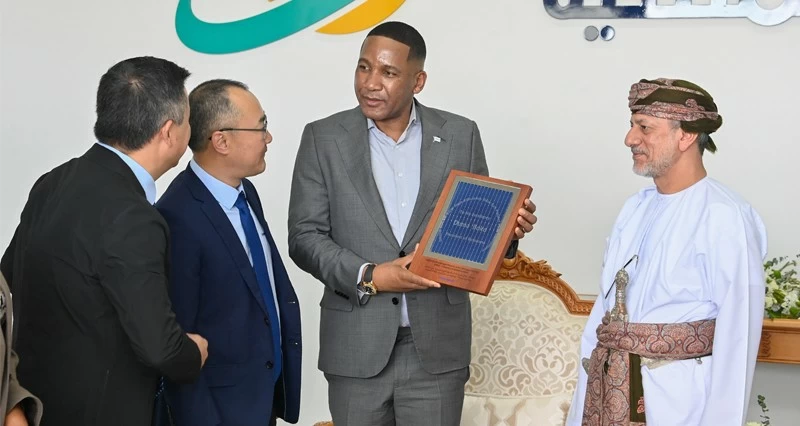 الرئيس البوتسواني يطلع على المنظومة المتكاملة لميناء صحار والمنطقة الحرة