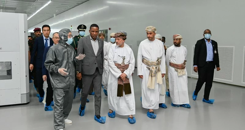 الرئيس البوتسواني يطلع على المنظومة المتكاملة لميناء صحار والمنطقة الحرة