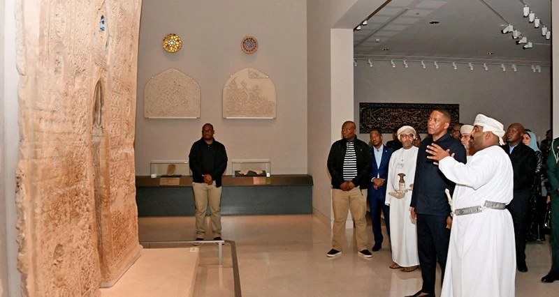 الرئيس البوتسواني يطلع على المنظومة المتكاملة لميناء صحار والمنطقة الحرة