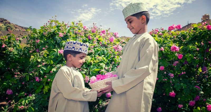 فرحة الأطفال بموسم الورد فـي الجبل الأخضر