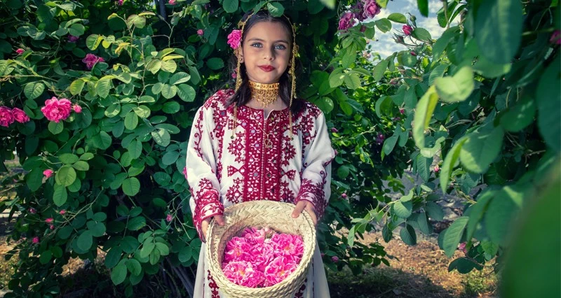 فرحة الأطفال بموسم الورد فـي الجبل الأخضر