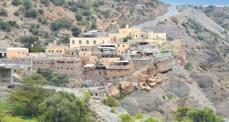 90 % نسبة الأعمال المنجزة فـي مشروع مسار قرى العقر والعين والشريجة بالجبل الأخضر