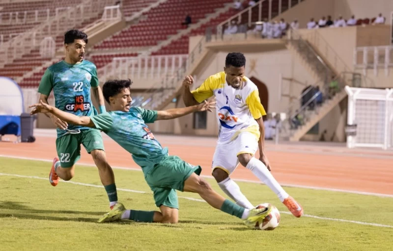 سمائل ينتفض بثلاثية مثيرة أمام عبري في مواجهة حافلة بالأهداف