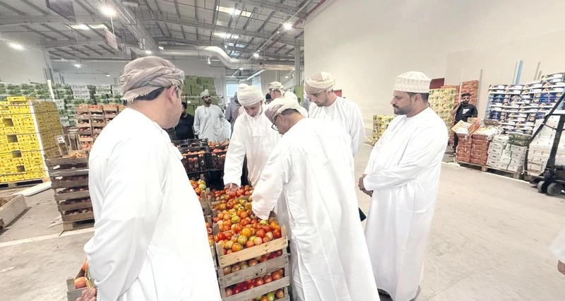 مناقشة أوضاع سوق الخضراوات والفواكه فـي بركاء