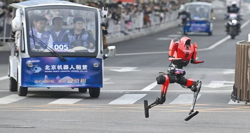 روبوت بشري يحطم الرقم القياسي العالمي البشري لنصف ماراثون فـي بكين