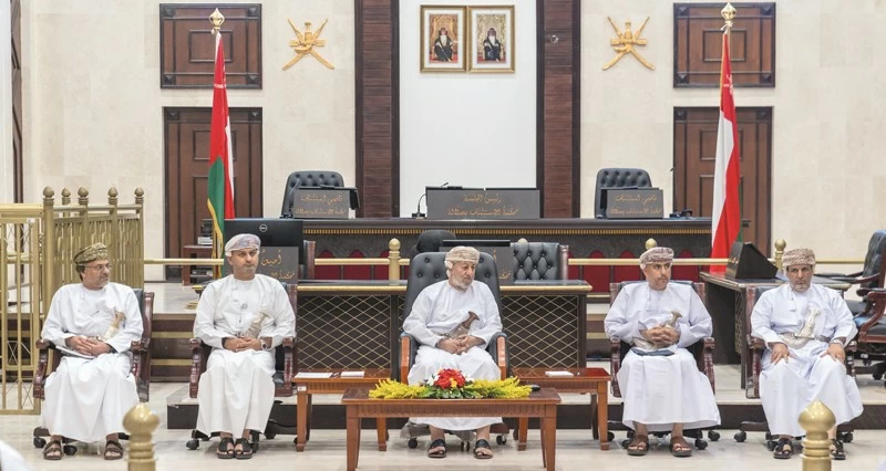 الاطلاع على سير العمل القضائي والعدلي فـي ظفار