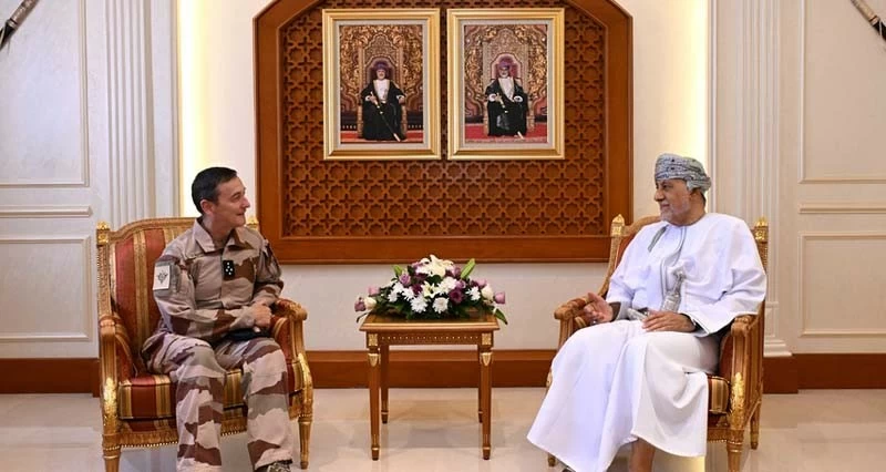 استعراض العلاقات التاريخية وبحث عدد من الموضوعات العسكرية بين سلطنة عمان وفرنسا