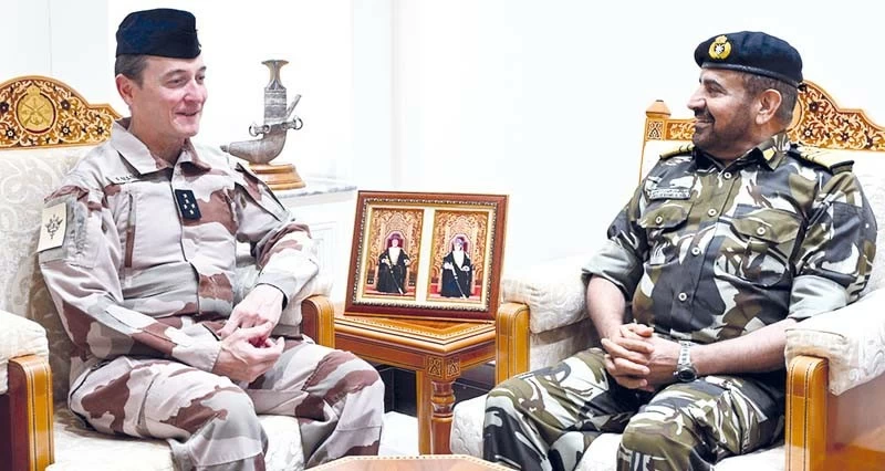 استعراض العلاقات التاريخية وبحث عدد من الموضوعات العسكرية بين سلطنة عمان وفرنسا