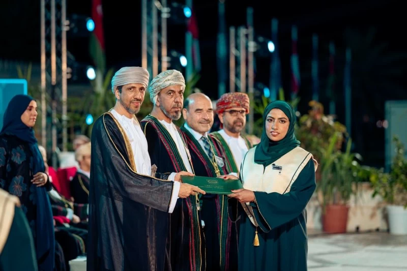 جامعة نزوى تخرج 1578 طالبا وطالبة من الدفعة الثامنة عشرة