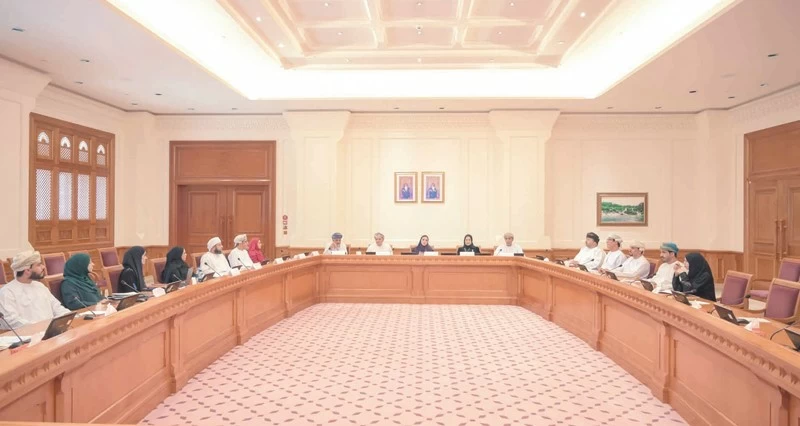 مناقشة &laquo;سياسات وتشريعات دور الأسرة العمانية فـي ظل الثورة الرقمية&raquo;