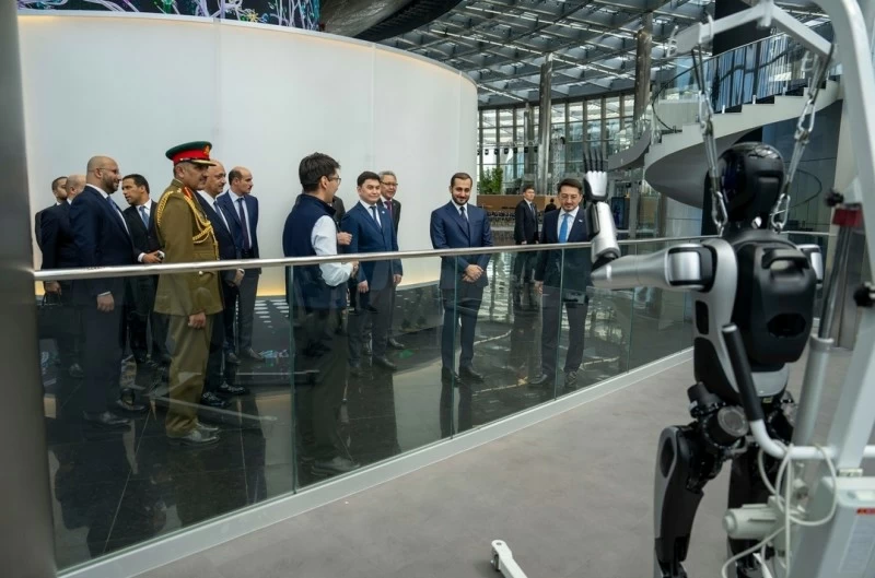 ذي يزن بن هيثم يزور مركز أستانا المالي والمركز الدولي للذكاء الاصطناعي