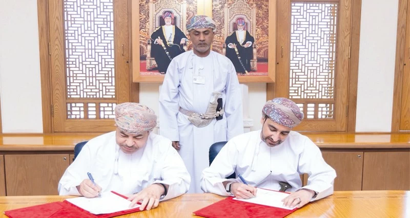 &laquo;العمل&raquo; توقع برنامج تعاون مع جامعة التقنية