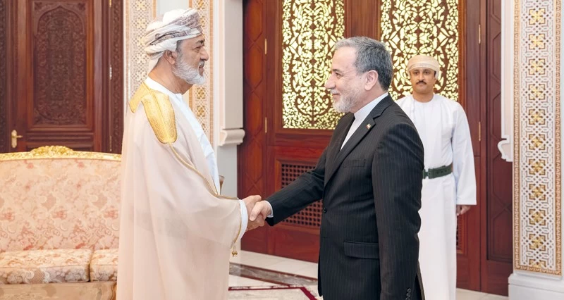 جلالة السلطان يبحث مع وزير الخارجية الإيرانية مستجدات الأوضاع فـي المنطقة