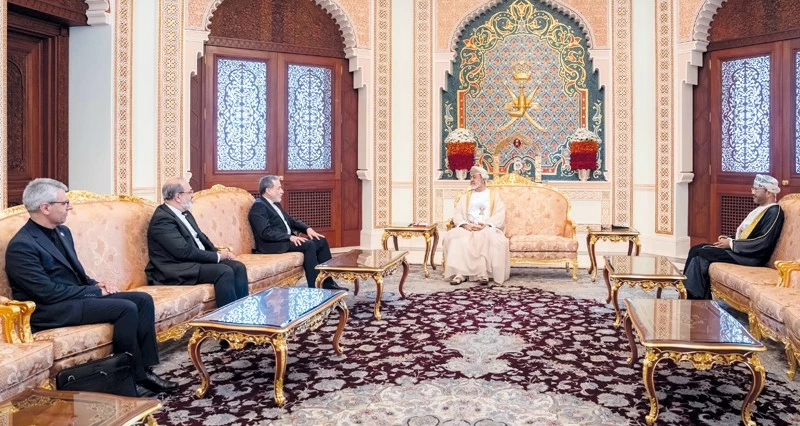جلالة السلطان يبحث مع وزير الخارجية الإيرانية مستجدات الأوضاع فـي المنطقة