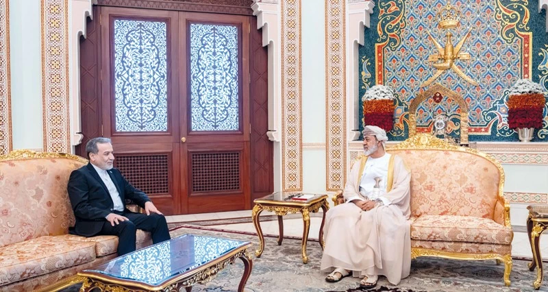 جلالة السلطان يبحث مع وزير الخارجية الإيرانية مستجدات الأوضاع فـي المنطقة