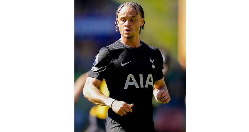 الإصابة تبعد الهولندي سيمونز عن توتنهام وتحرمه من المونديال