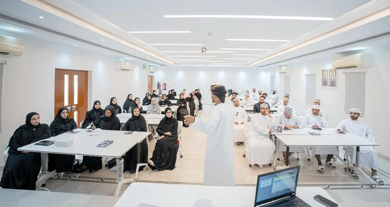 بمشاركة 50 شابا وشابة.. بدء برنامج الاستدامة والطاقة المتجددة فـي صحار