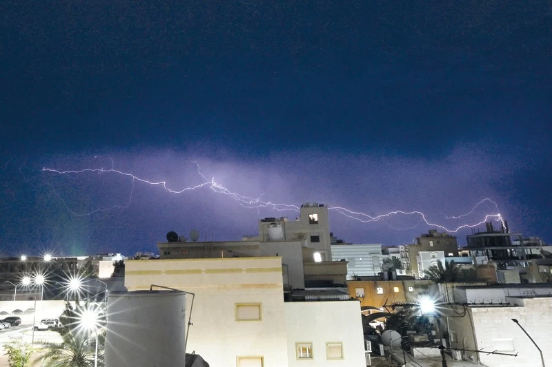 البرق يضرب سماء مدينة الكويت خلال عاصفة رعدية في الساعات الأولى من صباح أمس.