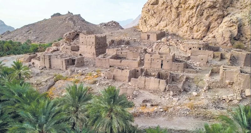 حارة تراثية بين جبلين فـي عبري