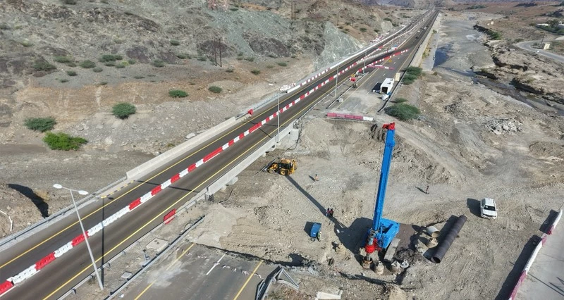 تواصل تنفيذ مشروع إنشاء 5 جسور على طريق &laquo;صحار ـ البريمي&raquo;