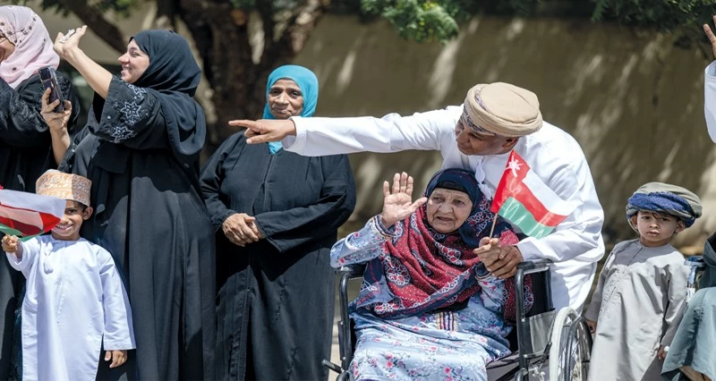 المواطنون يعربون عن سعادتهم واعتزازهم بالمقدم الميمون لجلالة السلطان لمحافظتي شمال الشرقية وجنوب الشرقية