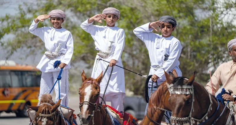 المواطنون يعربون عن سعادتهم واعتزازهم بالمقدم الميمون لجلالة السلطان لمحافظتي شمال الشرقية وجنوب الشرقية