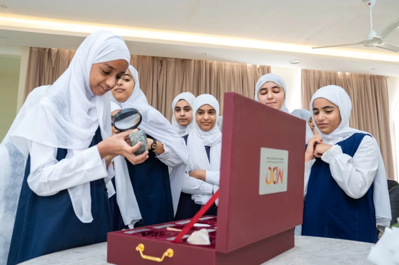 تعريف الطلبة بأساسيات علوم الجيولوجيا في عبري وينقل
