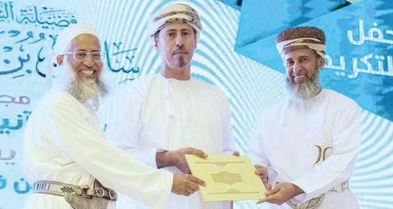 تكريم الفائزين فـي حفظ القرآن الكريم فـي بركاء وبهلاء