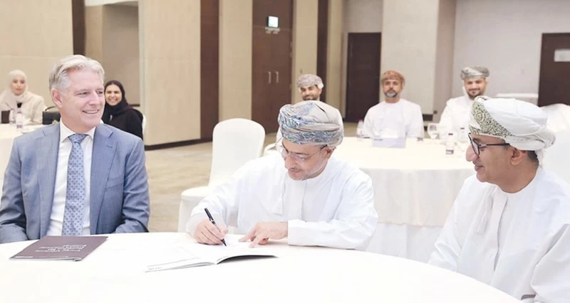ميناء صحار والمنطقة الحرة يطلق الدليل الإرشادي لدعم المستثمرين الصناعيين