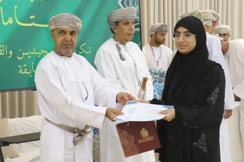 تكريم الفائزين في ختام مسابقة القرآن الكريم بسمائل