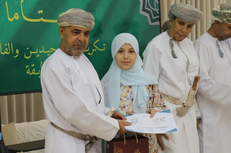 تكريم الفائزين في ختام مسابقة القرآن الكريم بسمائل
