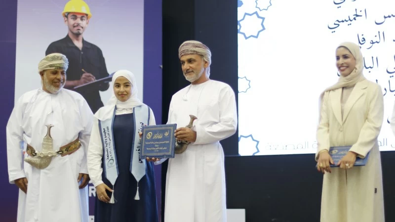 تكريم الطلبة والطالبات المجيدين في عدد من الولايات