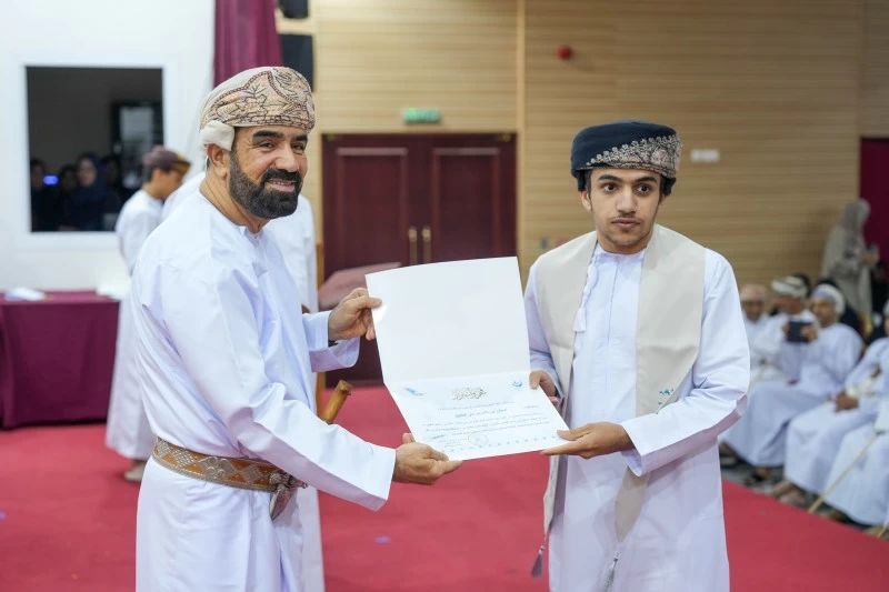 تكريم الطلبة والطالبات المجيدين في عدد من الولايات