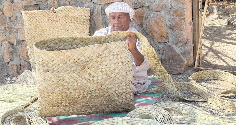 صناعة السعفيات.. موروث حرفـي فـي سلطنة عمان