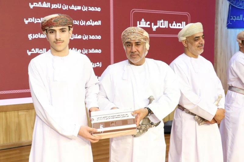 تكريم الطلبة المجيدين بتعليمية جنوب الباطنة