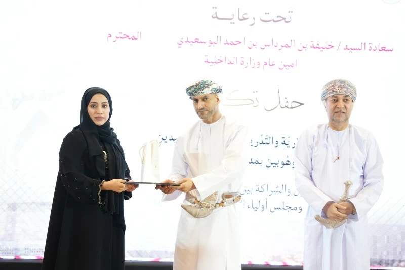 تكريم الهئيات الإدارية والتدريسية والمجيدين لعدد من الولايات