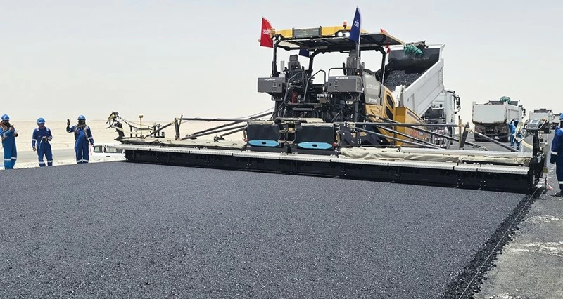 تدشين الرصف الأسفلتي الذاتي بالذكاء الاصطناعي فـي مشروع ازدواجية طريق السلطان سعيد بن تيمور فـي ظفار