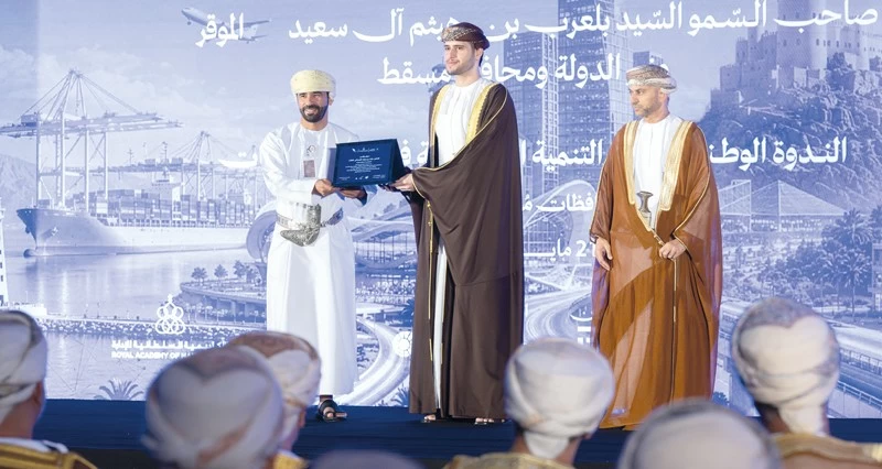 بلعرب بن هيثم يفتتح أعمال الندوة الوطنية لتعزيز التنمية الاقتصادية فـي المحافظات