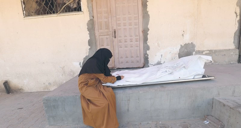 استشهاد أب وأم وطفلهما فـي قصف على غزة .. وميليشيات المستوطنين تنشر إرهابها بالضفة