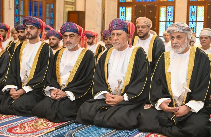 شهاب بن طارق يؤدي صلاة العيد بمسجد الخور بمسقط