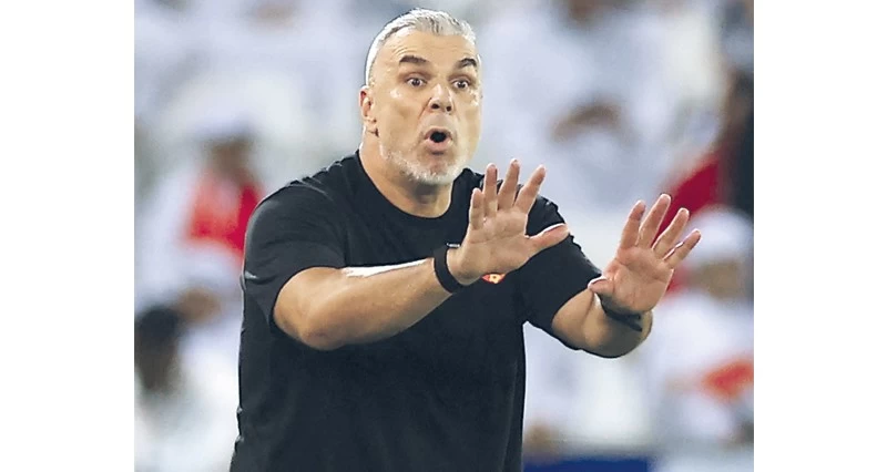 منتخب الإمارات يقيل مدربه الروماني أولاريو