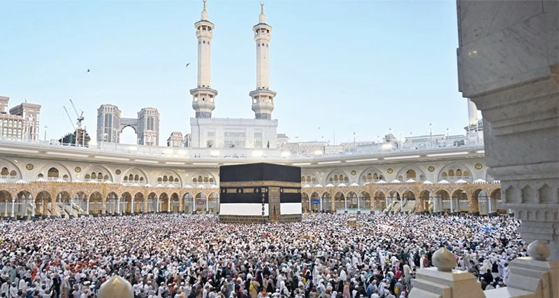 ضيوف الرحمن ينهون مناسك الحج