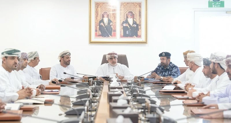 مناقشة المواضيع التنموية والخدمية فـي الظاهرة وشمال الشرقية