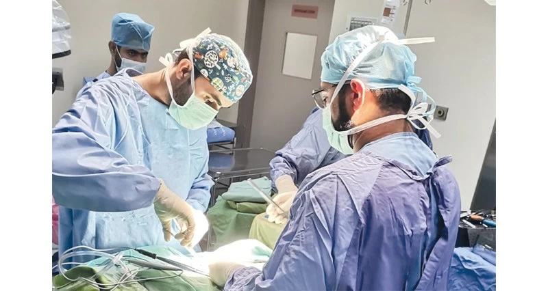 باستخدام تقنيات حديثة .. نجاح تدخلين جراحيين عاجلين للعمود الفقري بمستشفى الرستاق