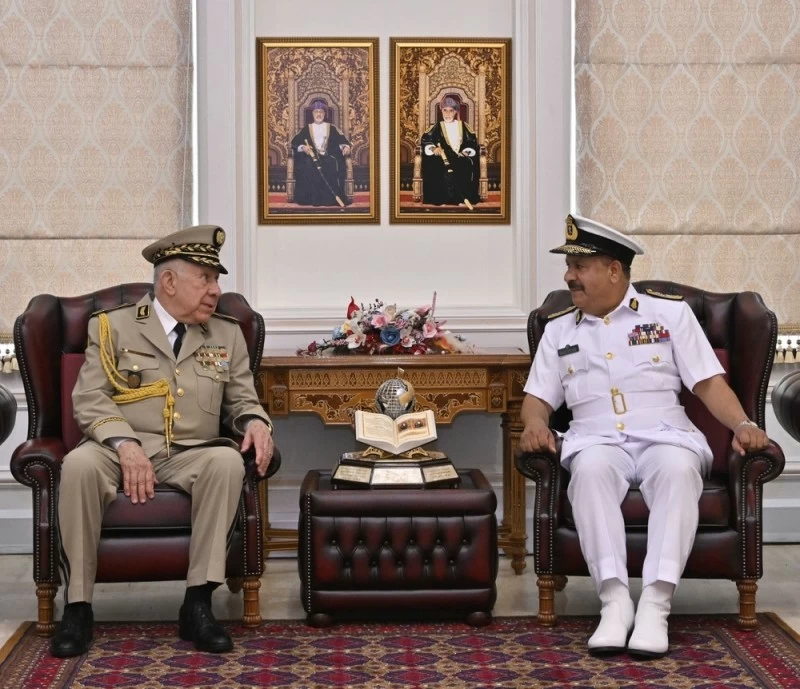 آمر كلية الدفاع الوطني يستقبل مسؤولًا جزائريًا
