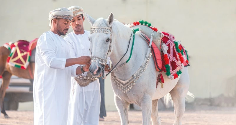 المصور موسى الحجري يوثق عادات وتقاليد عمانية